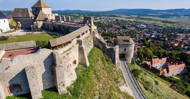 Kojarzony przede wszystkim z plażami i letnim wypoczynkiem, Balaton coraz częściej dostarcza argumentów za tym, by spojrzeć na największe jezioro Europy Środkowej jak na kierunek całoroczny. Jesień przynosi winobranie i dobre warunki do pieszych wędrówek po dawnych wulkanach, zimą natomiast na pierwszy plan wychodzą źródła termalne, muzea, galerie i pracownie rzemieślnicze. Co więcej, dane pokazują, że liczba zagranicznych gości w regionie rośnie także po zakończeniu wakacji. Magazyn Travelist wspólnie z VisitBalaton365 pokazują mniej oczywiste oblicze „węgierskiego morza”.